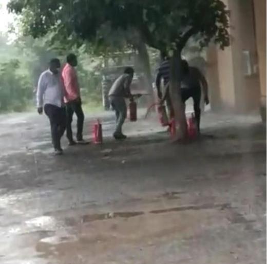 Sanitized tehsil office caught fire due to short circuit | सॅनिटाईझ केलेल्या तहसील कार्यालयाला शॉर्टसर्किटमुळे लागली आग Sanitized tehsil office caught fire due to short circuit | सॅनिटाईझ केलेल्या तहसील कार्यालयाला शॉर्टसर्किटमुळे लागली आग