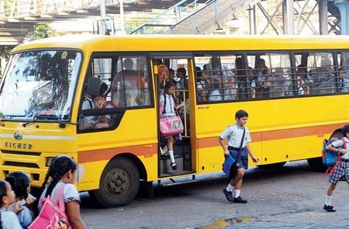 Three and a half thousand school bus owners in Amravati district struggle for survival | अमरावती जिल्ह्यातील साडेतीन हजार शालेय बस मालक-वाहकांची जगण्यासाठी धडपड