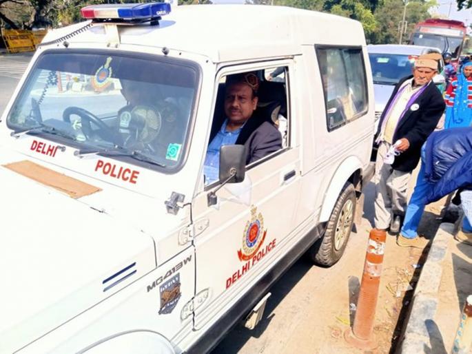 The only BJP leader to attend the oath of Kejriwal; He didn't even get a seat | केजरीवालांच्या शपथविधीत उपस्थित असलेल्या भाजपाच्या एकमेव आमदाराला मिळाले नाही आसन