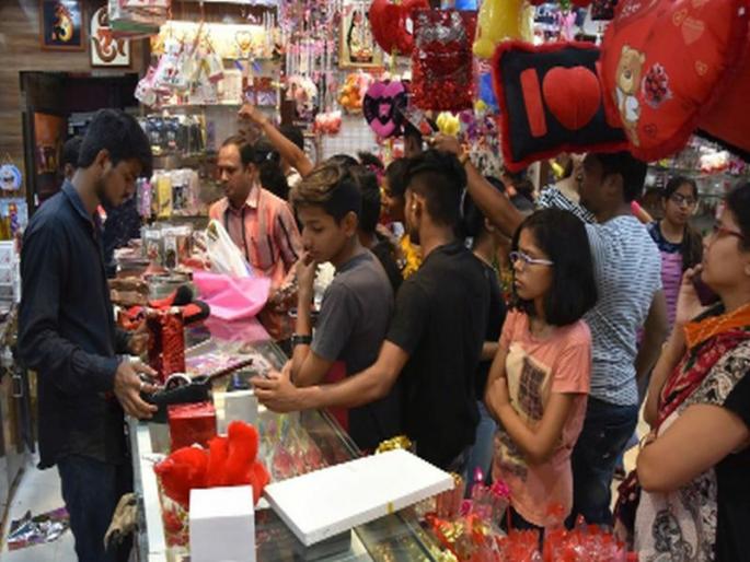 The markets flooded the eclipse on the eve | पूर्वसंध्येला गर्दीने बाजारपेठ फुलली The markets flooded the eclipse on the eve | पूर्वसंध्येला गर्दीने बाजारपेठ फुलली