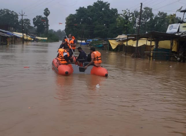 The water of Pearlkota river in Bhamragad cut off the connection of 70 villages | भामरागडमध्ये शिरले पर्लकोटा नदीचे पाणी, 70 गावांचा संपर्क तुटला The water of Pearlkota river in Bhamragad cut off the connection of 70 villages | भामरागडमध्ये शिरले पर्लकोटा नदीचे पाणी, 70 गावांचा संपर्क तुटला