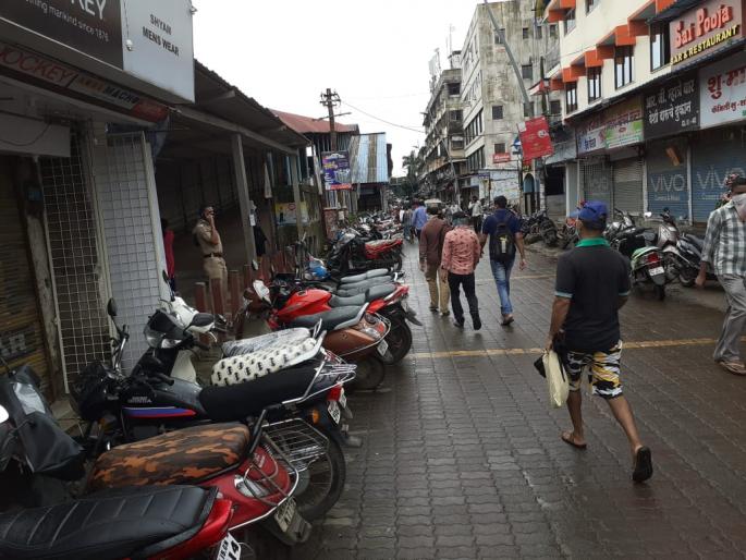 Two-wheelers wait at the entrance of Advali railway station | दुचाकींनी अडवली रेल्वे स्थानकाच्या प्रवेशद्वाराची वाट, पार्किंगमुळे नागरिक त्रस्त