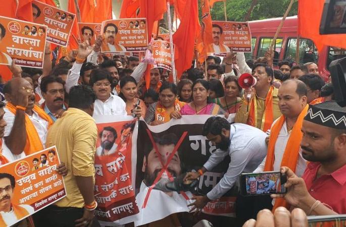 Shiv Sainiks agitation in Nagpur over rebellion; The only hoarding in support of Shinde was torn down | सेनेतील बंडाळीवरून नागपुरात शिवसैनिकांची डरकाळी; शिंदेच्या समर्थनार्थ लागलेले एकमेव होर्डिंग फाडले