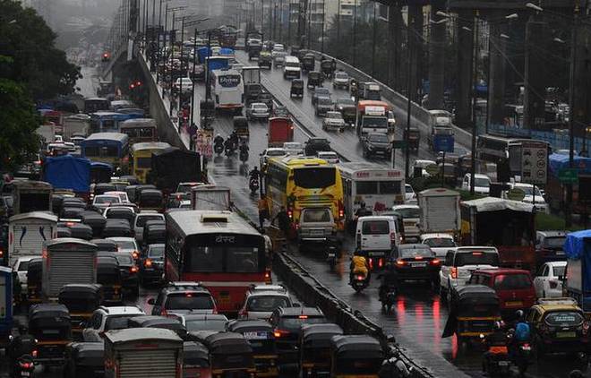 mumbai in fear when cloudy atmosphere in sky | ढगाळ वातावरणामुळे भरली मुंबईकरांना धडकी mumbai in fear when cloudy atmosphere in sky | ढगाळ वातावरणामुळे भरली मुंबईकरांना धडकी
