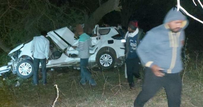 car hit a tree; Four killed on the spot; Incidents in Amravati district | भरधाव कार झाडावर आदळली; चार जण जागीच ठार; अमरावती जिल्ह्यातील घटना