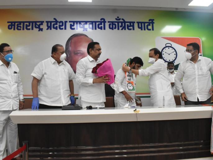 Former MLA Rajiv Aawale from Kolhapur joined NCP in Presence of Ajit Pawar | “भाजपानं धमकी दिली अन् प्रवेश करुन घेतला”; माजी आमदारानं हातात बांधलं राष्ट्रवादीचं घड्याळ Former MLA Rajiv Aawale from Kolhapur joined NCP in Presence of Ajit Pawar | “भाजपानं धमकी दिली अन् प्रवेश करुन घेतला”; माजी आमदारानं हातात बांधलं राष्ट्रवादीचं घड्याळ