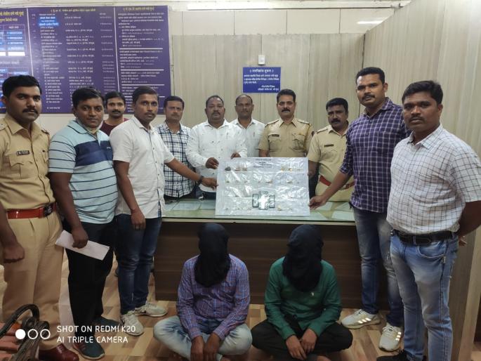 Two arrested in APMC premises for jewelers robbery | ज्वेलर्स लुटीप्रकरणी एपीएमसी आवारात दोघांना अटक  Two arrested in APMC premises for jewelers robbery | ज्वेलर्स लुटीप्रकरणी एपीएमसी आवारात दोघांना अटक