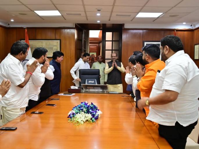 give us Shiv Sena office of Parliament; Eknath Shinde group MPs demand letter to Lok Sabha Speaker in Delhi | Eknath Shinde: शिवसेना कार्यालय ताब्यात हवे? शिंदे गटाच्या खासदारांची लोकसभा अध्यक्षांकडे दोन मागण्या give us Shiv Sena office of Parliament; Eknath Shinde group MPs demand letter to Lok Sabha Speaker in Delhi | Eknath Shinde: शिवसेना कार्यालय ताब्यात हवे? शिंदे गटाच्या खासदारांची लोकसभा अध्यक्षांकडे दोन मागण्या