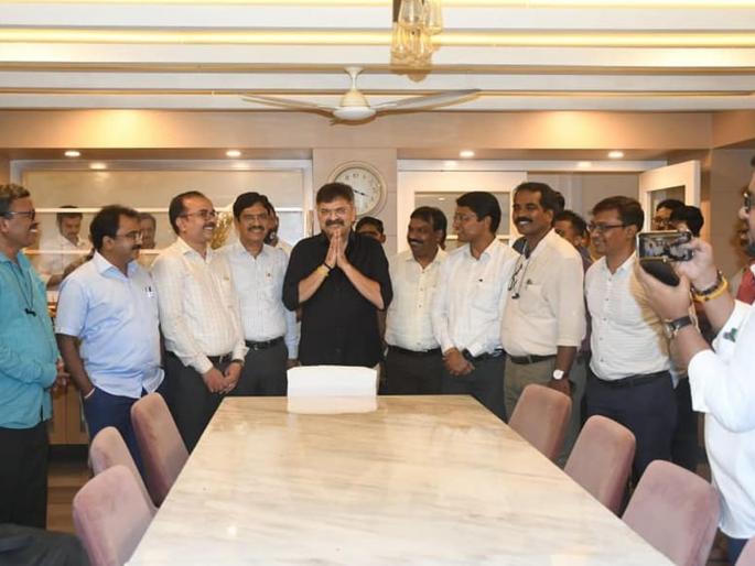 Jitendra Awhad became emotional while saying goodbye to the government residence employees | शासकीय बंगला म्हणजे साक्षात अन्नपूर्णाच होता; निरोप घेताना जितेंद्र आव्हाड झाले भावूक Jitendra Awhad became emotional while saying goodbye to the government residence employees | शासकीय बंगला म्हणजे साक्षात अन्नपूर्णाच होता; निरोप घेताना जितेंद्र आव्हाड झाले भावूक