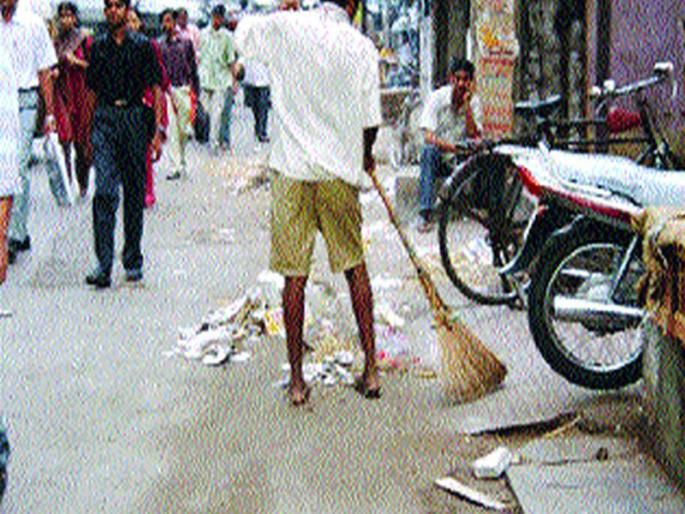 During the evening hours, the bushes will be on the road; Municipal run for sanitation survey | संध्याकाळच्या वेळेतही रस्त्यावर झाडू फिरणार; स्वच्छता सर्वेक्षणासाठी महापालिकेची धावपळ During the evening hours, the bushes will be on the road; Municipal run for sanitation survey | संध्याकाळच्या वेळेतही रस्त्यावर झाडू फिरणार; स्वच्छता सर्वेक्षणासाठी महापालिकेची धावपळ