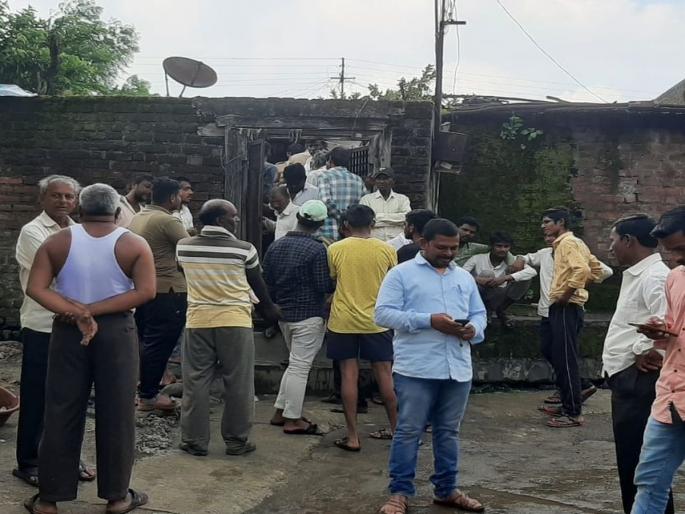 Murder is avenged by murder; Mistaking the son, hit the father with a weapon | हत्येचा बदला हत्येनेच; मुलगा समजून बापावर शस्त्राने वार Murder is avenged by murder; Mistaking the son, hit the father with a weapon | हत्येचा बदला हत्येनेच; मुलगा समजून बापावर शस्त्राने वार