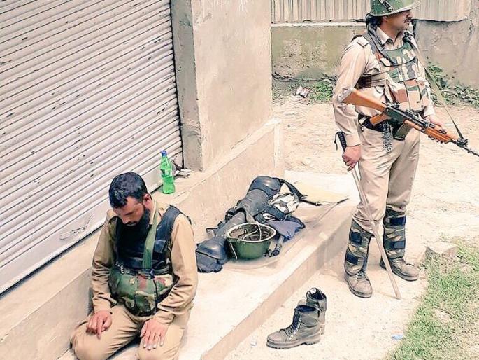 A Hindu CRPF Jawan guarded Muslim Jawan while he was offering Namaz | मुस्लिम जवान नमाज अदा करत असताना हिंदू जवानाचा कडेकोट बंदोबस्त  A Hindu CRPF Jawan guarded Muslim Jawan while he was offering Namaz | मुस्लिम जवान नमाज अदा करत असताना हिंदू जवानाचा कडेकोट बंदोबस्त