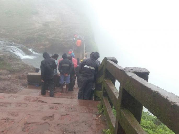 Failure to take out the dead bodies of youth fallen in Ambalati | आंबोलीत दरीत पडलेल्या तरुणांचे मृतदेह बाहेर काढण्यात अपयश Failure to take out the dead bodies of youth fallen in Ambalati | आंबोलीत दरीत पडलेल्या तरुणांचे मृतदेह बाहेर काढण्यात अपयश