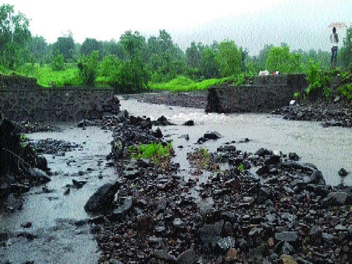 paatharaja-yaethaila-bandhaaraa-gaelaa-vaahauuna | पाथरज येथील बंधारा गेला वाहून paatharaja-yaethaila-bandhaaraa-gaelaa-vaahauuna | पाथरज येथील बंधारा गेला वाहून