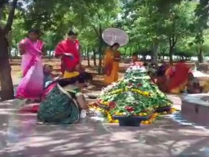 Two hundred women donated 1.25 lakh balpatra! | दोनशे महिलांनी केले १.२५ लक्ष बेलपत्र अर्पण! Two hundred women donated 1.25 lakh balpatra! | दोनशे महिलांनी केले १.२५ लक्ष बेलपत्र अर्पण!