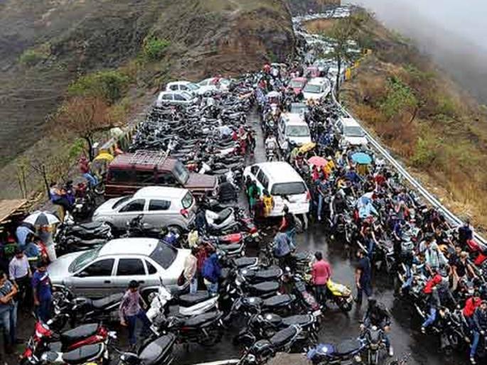 sainhagadaavara-darada-kaosalalayaanan-adakalae-parayataka | सिंहगडावर दरड कोसळल्यानं अडकले पर्यटक sainhagadaavara-darada-kaosalalayaanan-adakalae-parayataka | सिंहगडावर दरड कोसळल्यानं अडकले पर्यटक