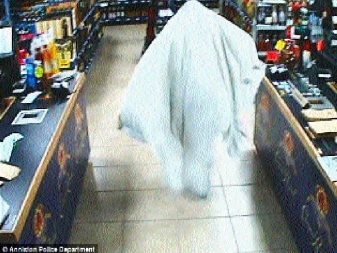 thieves were found by the police | भूत बनलेला चोरही पोलिसांनी शोधलाच thieves were found by the police | भूत बनलेला चोरही पोलिसांनी शोधलाच