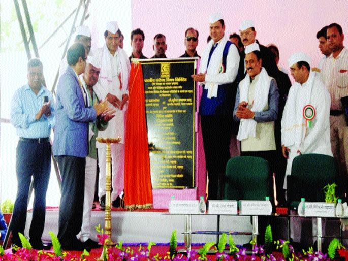 maukhayamantarayaancayaa-sabhaeta-saetaka-yaancai-ghaosanaabaajai | मुख्यमंत्र्यांच्या सभेत शेतक-यांची घोषणाबाजी maukhayamantarayaancayaa-sabhaeta-saetaka-yaancai-ghaosanaabaajai | मुख्यमंत्र्यांच्या सभेत शेतक-यांची घोषणाबाजी