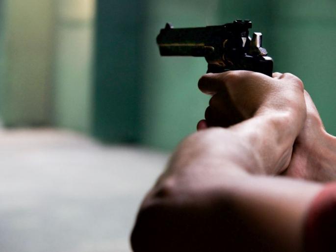 Police officer escapes with bullet in his pistol | आरोपीच्या पिस्तुलात गोळी अडकल्यानेच बचावला पोलीस अधिकारी