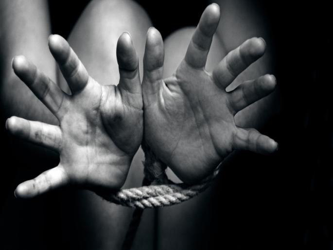 Two kidnapped girls from the sand mafia | वाळू माफियाकडून दोन तलाठ्यांचे अपहरण