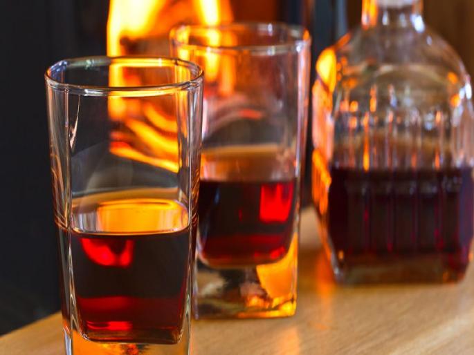 coronavirus: rumors of liquor shops open in karnataka BKP | coronavirus : दारूची दुकाने सुरू झाल्याची अफवा, तळीरामांनी लावल्या रांगा