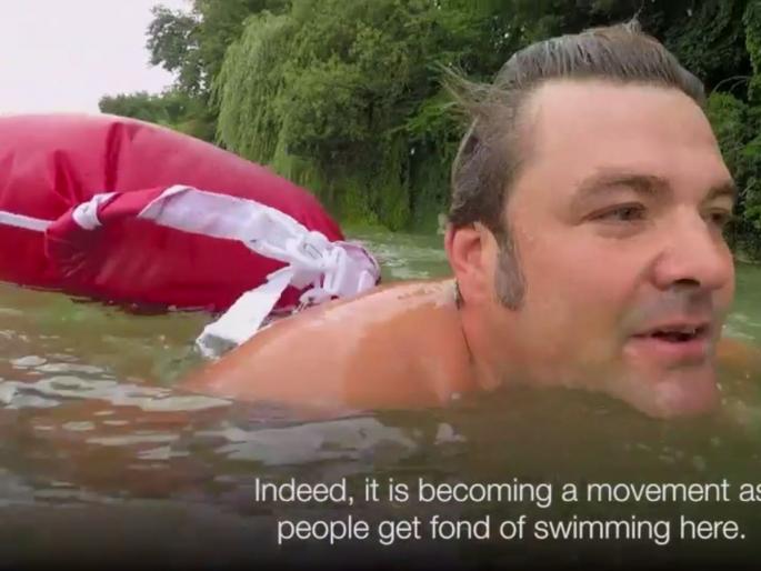 A man swims to avoid traffic | अजब ! ट्राफिकमध्ये अडकू नये म्हणून रोज 2 किमी पोहून 'तो' पोहोचतो ऑफिसला A man swims to avoid traffic | अजब ! ट्राफिकमध्ये अडकू नये म्हणून रोज 2 किमी पोहून 'तो' पोहोचतो ऑफिसला