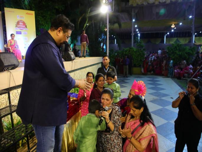 He saw his father in Andesh Bandekar The call of the twins the watery eyes of the onlookers | आंदेश बांदेकरांमध्ये त्यांना दिसले त्यांचे बाबा;जुळ्या मुलांची हाक,पाहणाऱ्यांचे पाणावले डोळे He saw his father in Andesh Bandekar The call of the twins the watery eyes of the onlookers | आंदेश बांदेकरांमध्ये त्यांना दिसले त्यांचे बाबा;जुळ्या मुलांची हाक,पाहणाऱ्यांचे पाणावले डोळे
