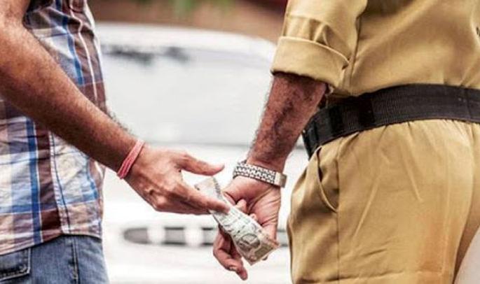 A bribe of Rs 4,000 was demanded for not taking action on the complaint | तक्रारीवर कारवाई न करण्यासाठी मागितली चार हजाराची लाच A bribe of Rs 4,000 was demanded for not taking action on the complaint | तक्रारीवर कारवाई न करण्यासाठी मागितली चार हजाराची लाच