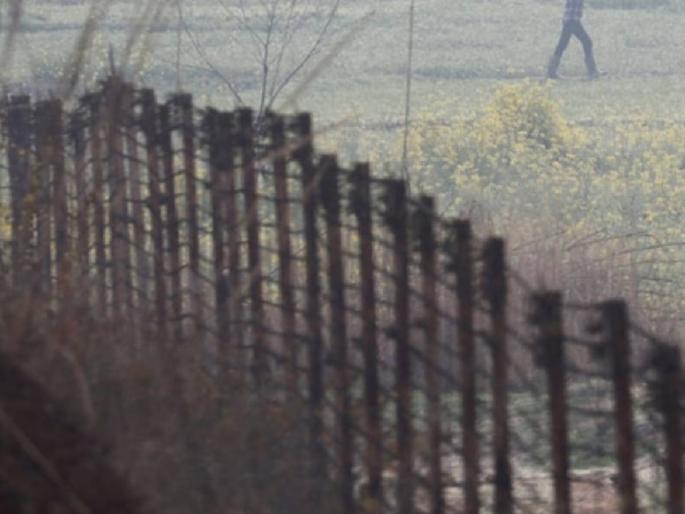 A BSF jawan in Pakistan custody has been freed after crossing the border due to fog | BSF Jawan: पाकिस्तानच्या ताब्यात असलेल्या BSF जवानाची सुटका; धुक्यामुळे ओलांडली होती सीमा  A BSF jawan in Pakistan custody has been freed after crossing the border due to fog | BSF Jawan: पाकिस्तानच्या ताब्यात असलेल्या BSF जवानाची सुटका; धुक्यामुळे ओलांडली होती सीमा