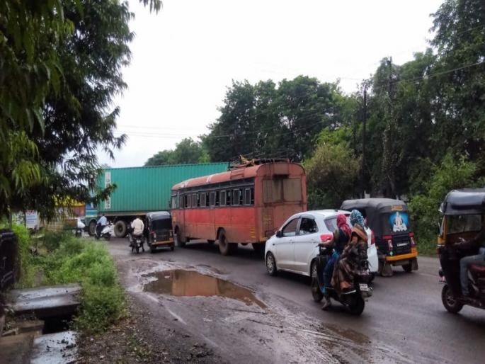 A bus closed down on the road | निवडणूक साहित्य घेण्यासाठी जाणारी बस भर रस्त्यात पडली बंद A bus closed down on the road | निवडणूक साहित्य घेण्यासाठी जाणारी बस भर रस्त्यात पडली बंद