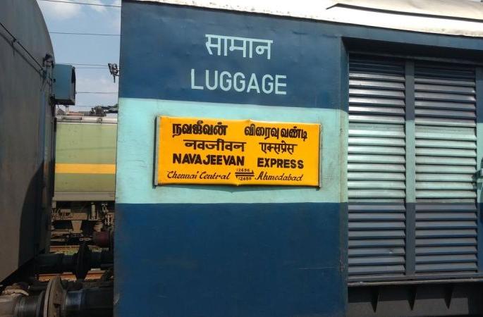 A gang of thieves stolen valluables of passengers in Navjivan Express | नवजीवन एक्स्प्रेसमधील प्रवाशांच्या ऐवजावर चोरट्यांचा डल्ला A gang of thieves stolen valluables of passengers in Navjivan Express | नवजीवन एक्स्प्रेसमधील प्रवाशांच्या ऐवजावर चोरट्यांचा डल्ला