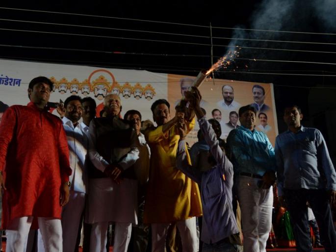 A huge crowd in the burning Ravan fire | जळगावात रावण दहनप्रसंगी उसळली प्रचंड गर्दी A huge crowd in the burning Ravan fire | जळगावात रावण दहनप्रसंगी उसळली प्रचंड गर्दी
