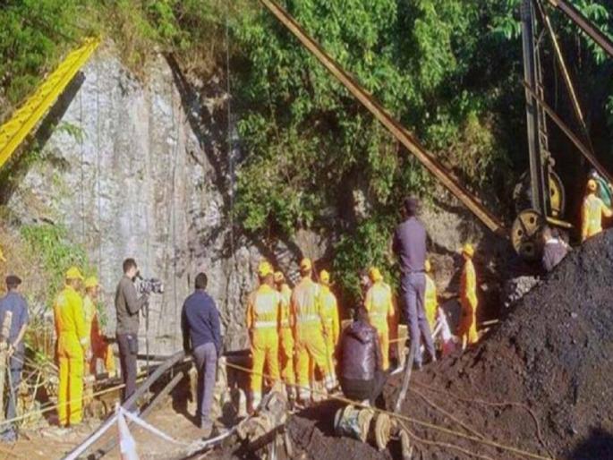 A major accident has occurred in Chhattisgarh and five people have died due to the sudden collapse of a mine | छत्तीसगडमध्ये मोठी दुर्घटना, अचानक खाण कोसळल्याने अनेक गावकरी अडकले, पाच जणांचा मृत्यू, बचावकार्य सुरू A major accident has occurred in Chhattisgarh and five people have died due to the sudden collapse of a mine | छत्तीसगडमध्ये मोठी दुर्घटना, अचानक खाण कोसळल्याने अनेक गावकरी अडकले, पाच जणांचा मृत्यू, बचावकार्य सुरू