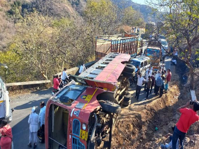 A major accident occurred when the Buldhana-Jamner bus overturned at Rajur Ghat   | बुलढाणा-जामनेर बस राजुर घाटात उलटली; ४० प्रवासी बचावले, चालकाचे नियंत्रण सुटल्याने अपघात  A major accident occurred when the Buldhana-Jamner bus overturned at Rajur Ghat   | बुलढाणा-जामनेर बस राजुर घाटात उलटली; ४० प्रवासी बचावले, चालकाचे नियंत्रण सुटल्याने अपघात