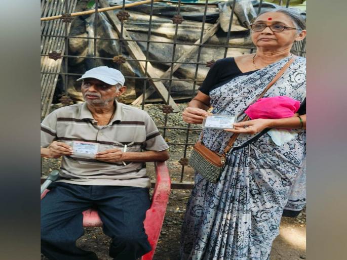 lok sabha election 2024 names of members of the same family in different polling stations the senior citizens get exhausted in thane | एकाच कुटुंबातील सदस्यांची नावे वेगवेगळ्या मतदान केंद्रात; जेष्ठ नागरिकांची झाली कसरत lok sabha election 2024 names of members of the same family in different polling stations the senior citizens get exhausted in thane | एकाच कुटुंबातील सदस्यांची नावे वेगवेगळ्या मतदान केंद्रात; जेष्ठ नागरिकांची झाली कसरत