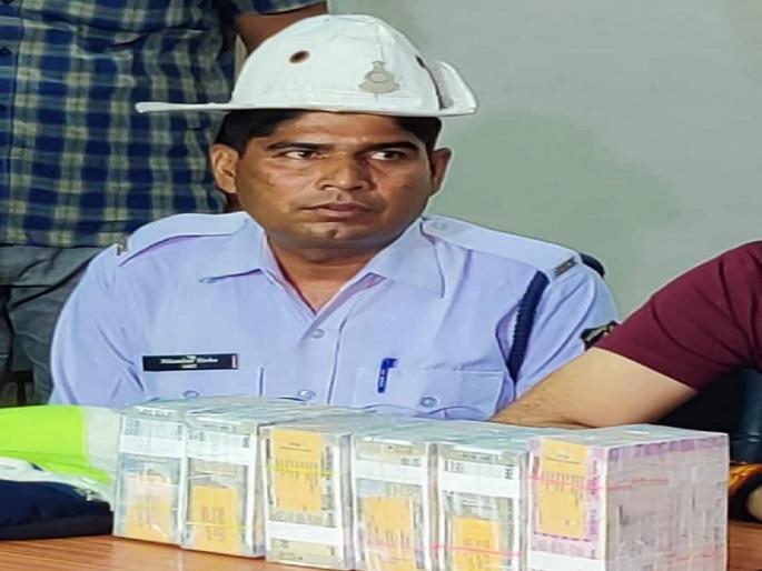 A police constable in Chhattisgarh has deposited a bag containing 45 lakhs in the police station | रस्त्यावर सापडली तब्बल ४५ लाखांची रक्कम; कॉंस्टेबलनं केलं 'असं' काम, जिंकली अनेकांची मनं!