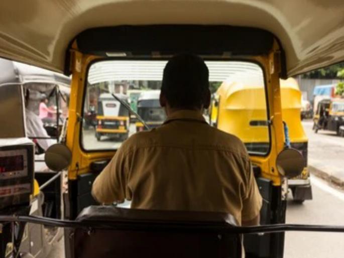 Rickshaw driver robs people waiting for bus; takes Rs 1,400 from both | बसची वाट पाहणाऱ्यांना रिक्षाचालकाने लुटले; दोघांकडून १४०० काढून घेतले Rickshaw driver robs people waiting for bus; takes Rs 1,400 from both | बसची वाट पाहणाऱ्यांना रिक्षाचालकाने लुटले; दोघांकडून १४०० काढून घेतले