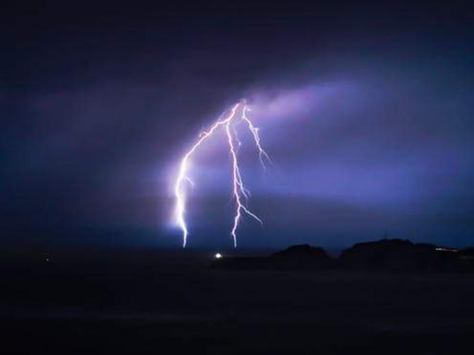 'Lightning strike' on Chamaershi; 2 killed, 2 injured by lightning | चामाेर्शीवर ‘वज्राघात;’ विजा कोसळून २ ठार, दोघे जखमी 'Lightning strike' on Chamaershi; 2 killed, 2 injured by lightning | चामाेर्शीवर ‘वज्राघात;’ विजा कोसळून २ ठार, दोघे जखमी