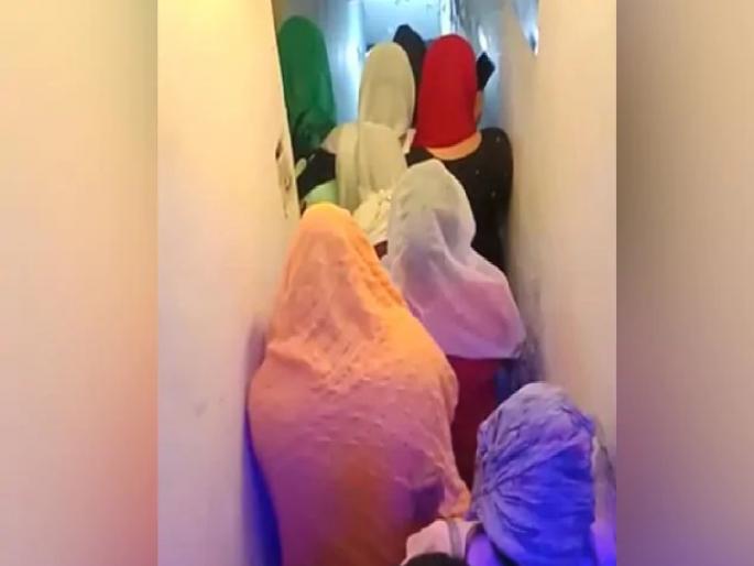 A sex racket in a mall has been busted in Uttar Pradesh's Ghaziabad and 99 girls and boys have been detained | UP : मॉलमधील सेक्स रॅकेटचा पर्दाफाश; ३ तासांच्या छापेमारीत ९९ तरूण-तरूणींना पकडले