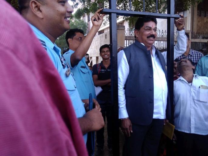 In the Jalgaon air force recruitment of MP AT Palatla also measured its height | जळगावात वायुसेनेच्या भरतीत खासदार ए़.टी.पाटलांनीही मोजली आपली उंची In the Jalgaon air force recruitment of MP AT Palatla also measured its height | जळगावात वायुसेनेच्या भरतीत खासदार ए़.टी.पाटलांनीही मोजली आपली उंची