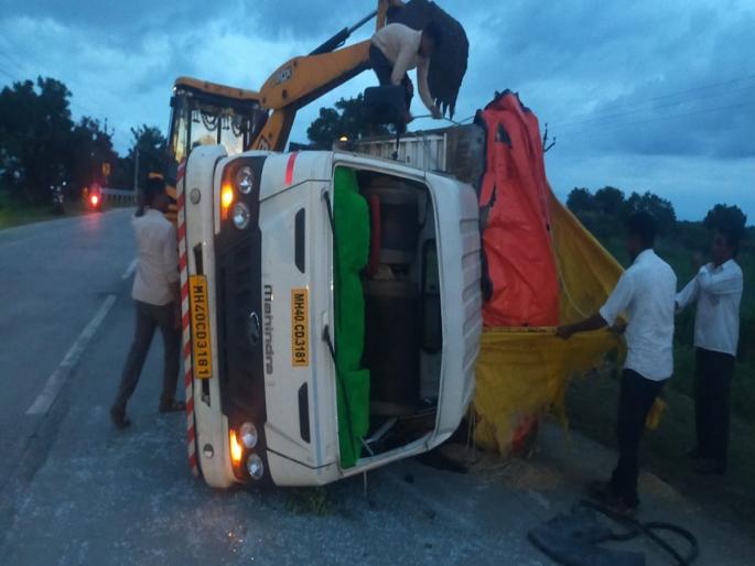 A terrible accident of a cargo vehicle has taken place due to tire burst | टायर फुटल्याने मालवाहू वाहनाचा भीषण अपघात; सुदैवाने चालक, क्लीनर बचावले A terrible accident of a cargo vehicle has taken place due to tire burst | टायर फुटल्याने मालवाहू वाहनाचा भीषण अपघात; सुदैवाने चालक, क्लीनर बचावले