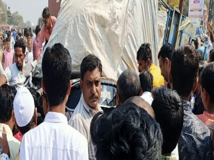 A tractor trolley full of cotton was reversed | महामार्गावर पुन्हा अपघात, कपाशीने भरलेली ट्रॅक्टरची ट्रॉली उलटली रिक्षावर A tractor trolley full of cotton was reversed | महामार्गावर पुन्हा अपघात, कपाशीने भरलेली ट्रॅक्टरची ट्रॉली उलटली रिक्षावर