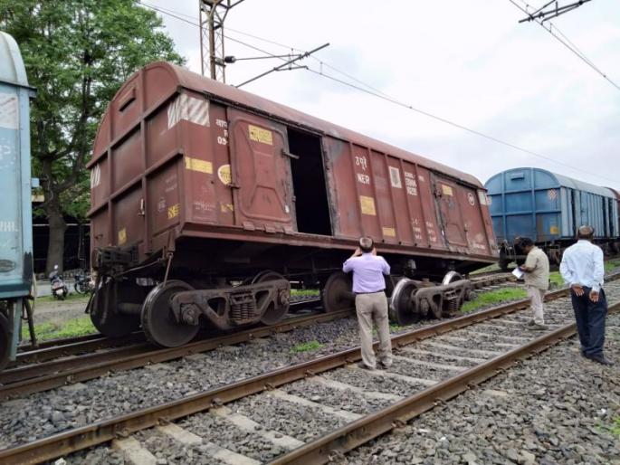 A train carriage collapsed | भुसावळ येथे रेल्वे यार्डात मालगाडीचा डबा रुळावरून घसरला A train carriage collapsed | भुसावळ येथे रेल्वे यार्डात मालगाडीचा डबा रुळावरून घसरला