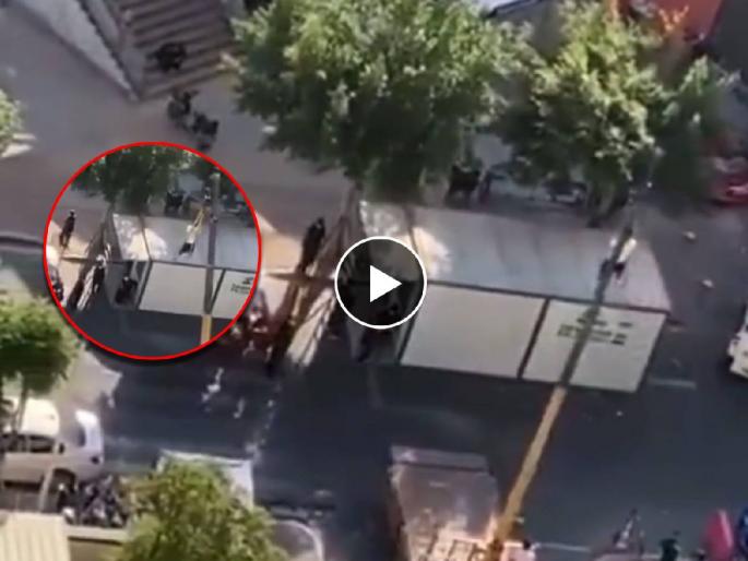 A video of a corona patient hidden in a house in China being pulled out with the help of a crane is going viral | Corona Patient: घरात लपला होता कोरोनाचा रुग्ण; चक्क क्रेनने उचलून काढले बाहेर, Video Viral A video of a corona patient hidden in a house in China being pulled out with the help of a crane is going viral | Corona Patient: घरात लपला होता कोरोनाचा रुग्ण; चक्क क्रेनने उचलून काढले बाहेर, Video Viral