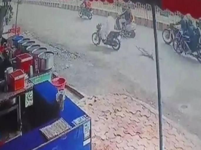 A video of a man driving a dog tied to a running bike is going viral in uttar pradesh's ghaziabad | इथे माणुसकी संपली! धावत्या दुचाकीला बांधून कुत्र्याला 2.5 किमीपर्यंत नेलं फरफटत; video viral होताच कारवाई A video of a man driving a dog tied to a running bike is going viral in uttar pradesh's ghaziabad | इथे माणुसकी संपली! धावत्या दुचाकीला बांधून कुत्र्याला 2.5 किमीपर्यंत नेलं फरफटत; video viral होताच कारवाई