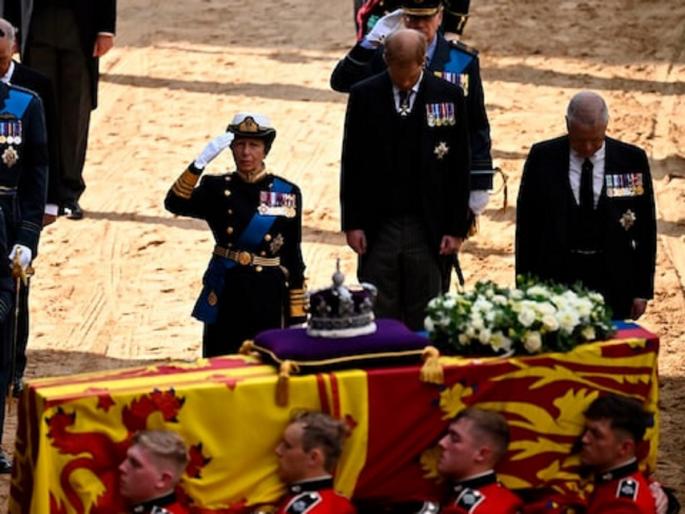 A video of a royal guard lying unconscious near Queen Elizabeth II coffin is going viral | राणी एलिझाबेथ यांच्या शवपेटीजवळ रॉयल गार्ड अचानक पडला बेशुद्ध, पाहा व्हायरल व्हिडीओ A video of a royal guard lying unconscious near Queen Elizabeth II coffin is going viral | राणी एलिझाबेथ यांच्या शवपेटीजवळ रॉयल गार्ड अचानक पडला बेशुद्ध, पाहा व्हायरल व्हिडीओ