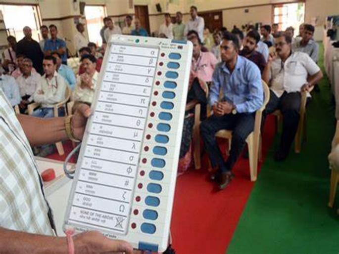 Petition in High Court against mobile ban on polling stations | मतदान केंद्रांवर मोबाइलबंदीच्या विरोधात हायकोर्टात याचिका; बंदी घालू शकत नसल्याचा केला दावा Petition in High Court against mobile ban on polling stations | मतदान केंद्रांवर मोबाइलबंदीच्या विरोधात हायकोर्टात याचिका; बंदी घालू शकत नसल्याचा केला दावा