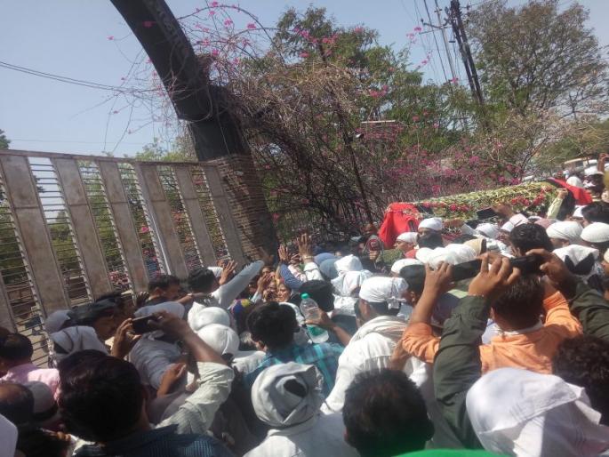 A woman doctor who committed suicide | मुंबईत रॅगिंग करणाऱ्या तिन्ही महिला डॉक्टरांच्या अटकेसाठी मृतदेह आणला जळगाव जिल्हाधिकारी कार्यालयासमोर