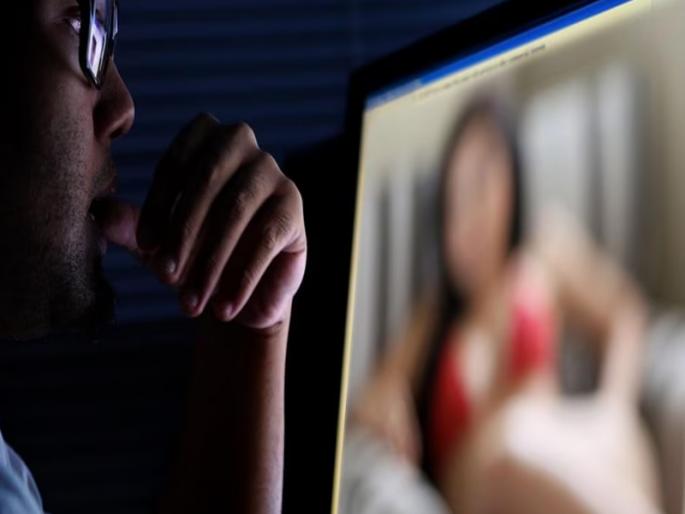 a worker falls for nude woman on WhatsApp, extorted of Rs 6 lakh in Gujarat's surat, read here details | तरूणीनं आमिष दाखवलं! कामगारानं 'नग्न' होऊन व्हिडीओ कॉल केला अन् ६ लाख गमावून बसला a worker falls for nude woman on WhatsApp, extorted of Rs 6 lakh in Gujarat's surat, read here details | तरूणीनं आमिष दाखवलं! कामगारानं 'नग्न' होऊन व्हिडीओ कॉल केला अन् ६ लाख गमावून बसला