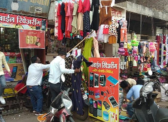 The best course of action on holders of encroachments | अतिक्रमण धारकांवर कारवाईची कुºहाड The best course of action on holders of encroachments | अतिक्रमण धारकांवर कारवाईची कुºहाड